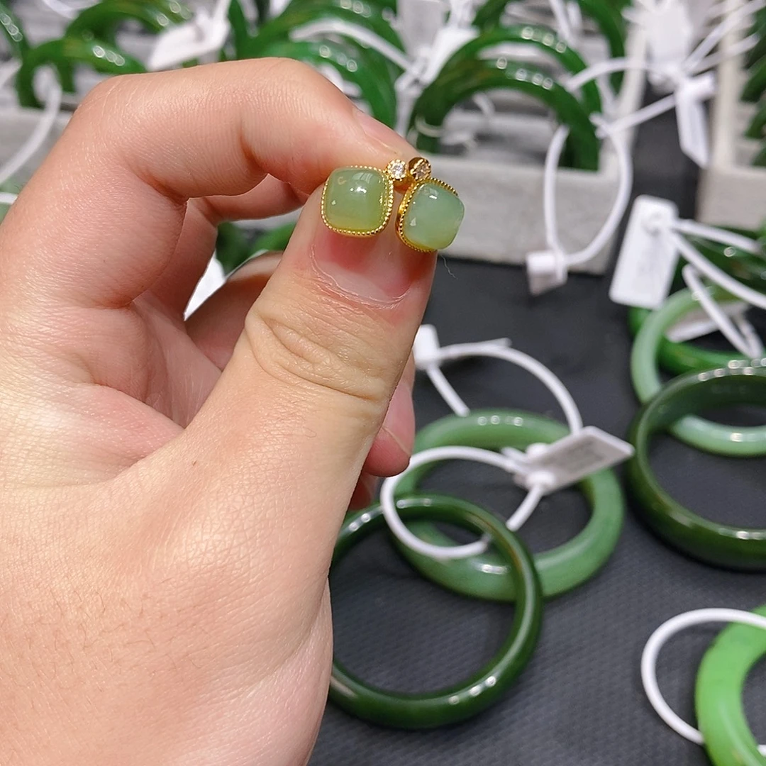 和田玉（碧玉）未镶嵌耳饰