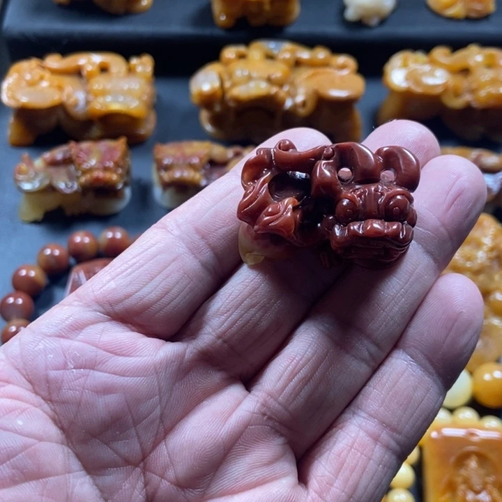 石英质玉（黄龙玉）未镶嵌颈饰