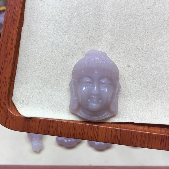 石英质玉颈饰足铂镶嵌