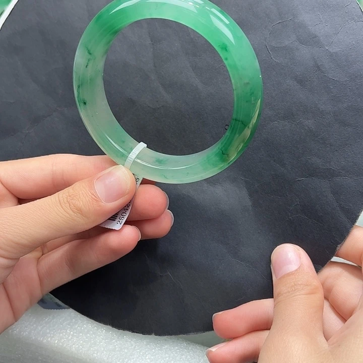石英质玉（非洲翠）手镯未镶嵌
