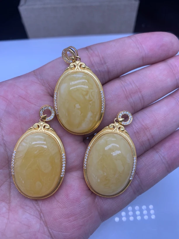 925银镶嵌天然蜜蜡蛋面吊坠，多样性发其一