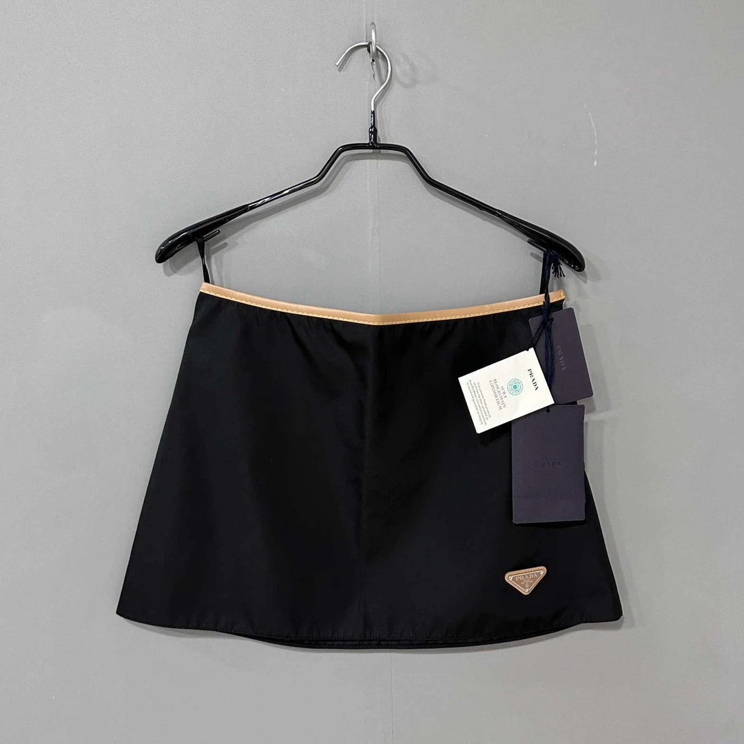 未使用 Prada/普拉达 新款 三角钢标短裙/38码/32297