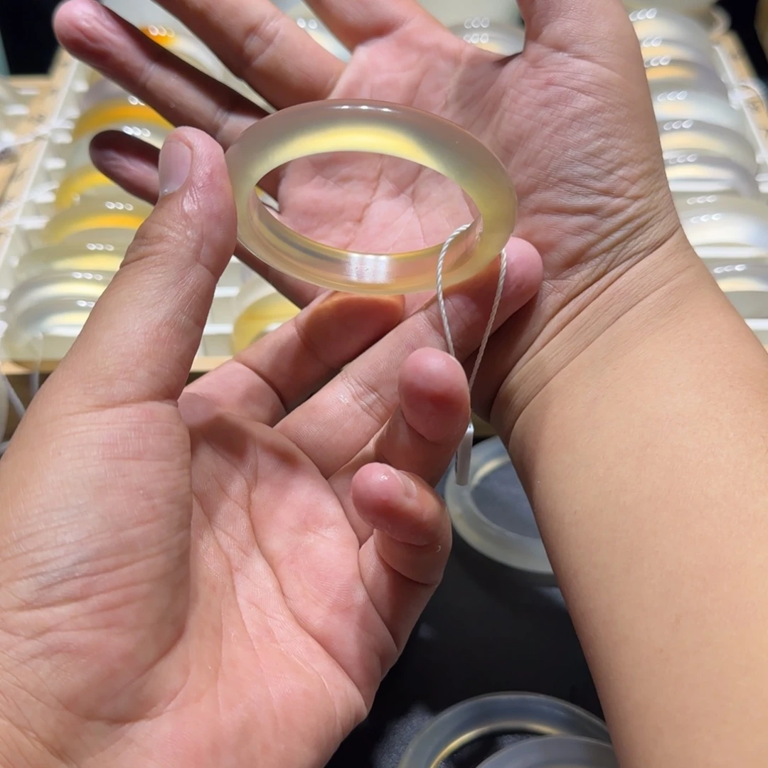 爱****玛瑙/玉髓未镶嵌手镯