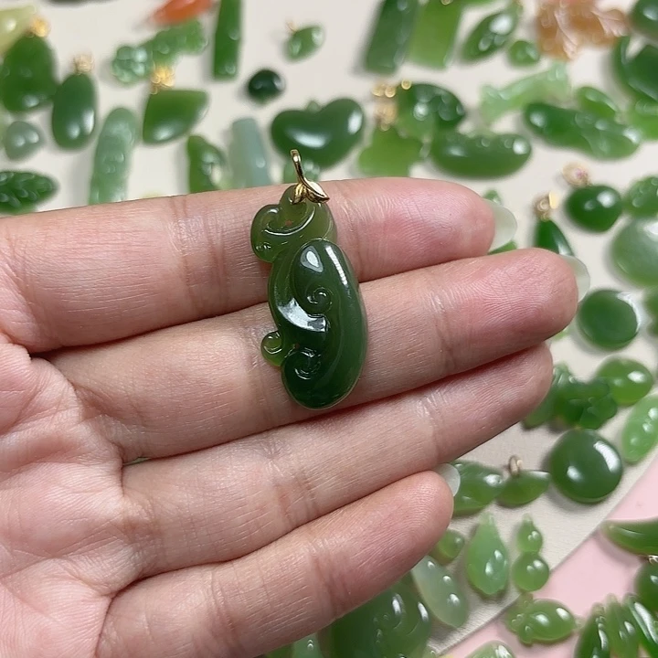 垚***先和田玉（碧玉）18K金镶嵌颈饰