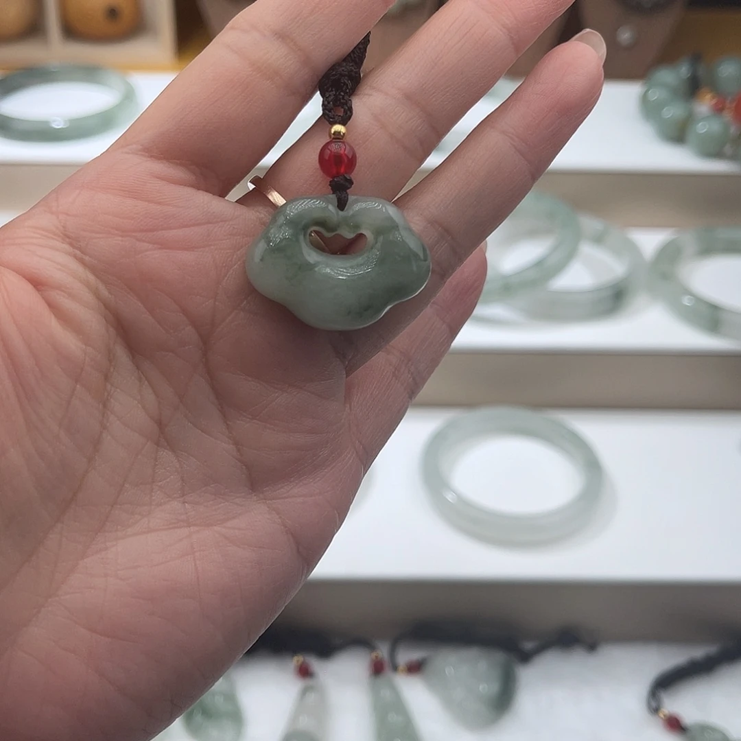 小***²颈饰未镶嵌石英质玉（天山翠）