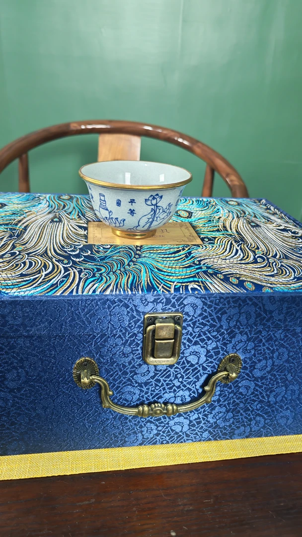 青花山水品茗杯适合日常功夫茶使用