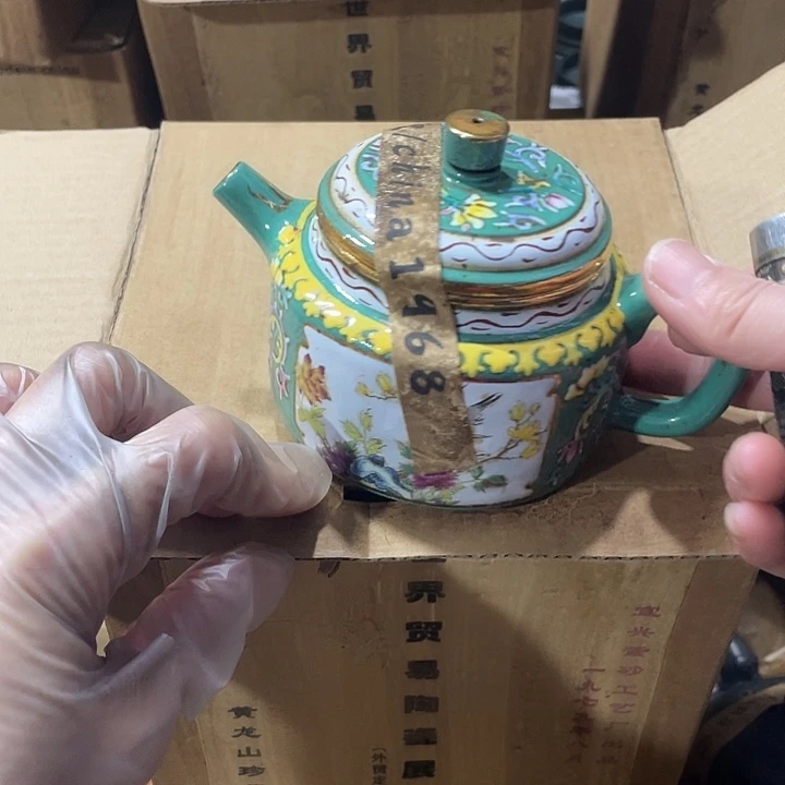 茶壶紫砂矿泥料手工制作的一把紫砂壶。