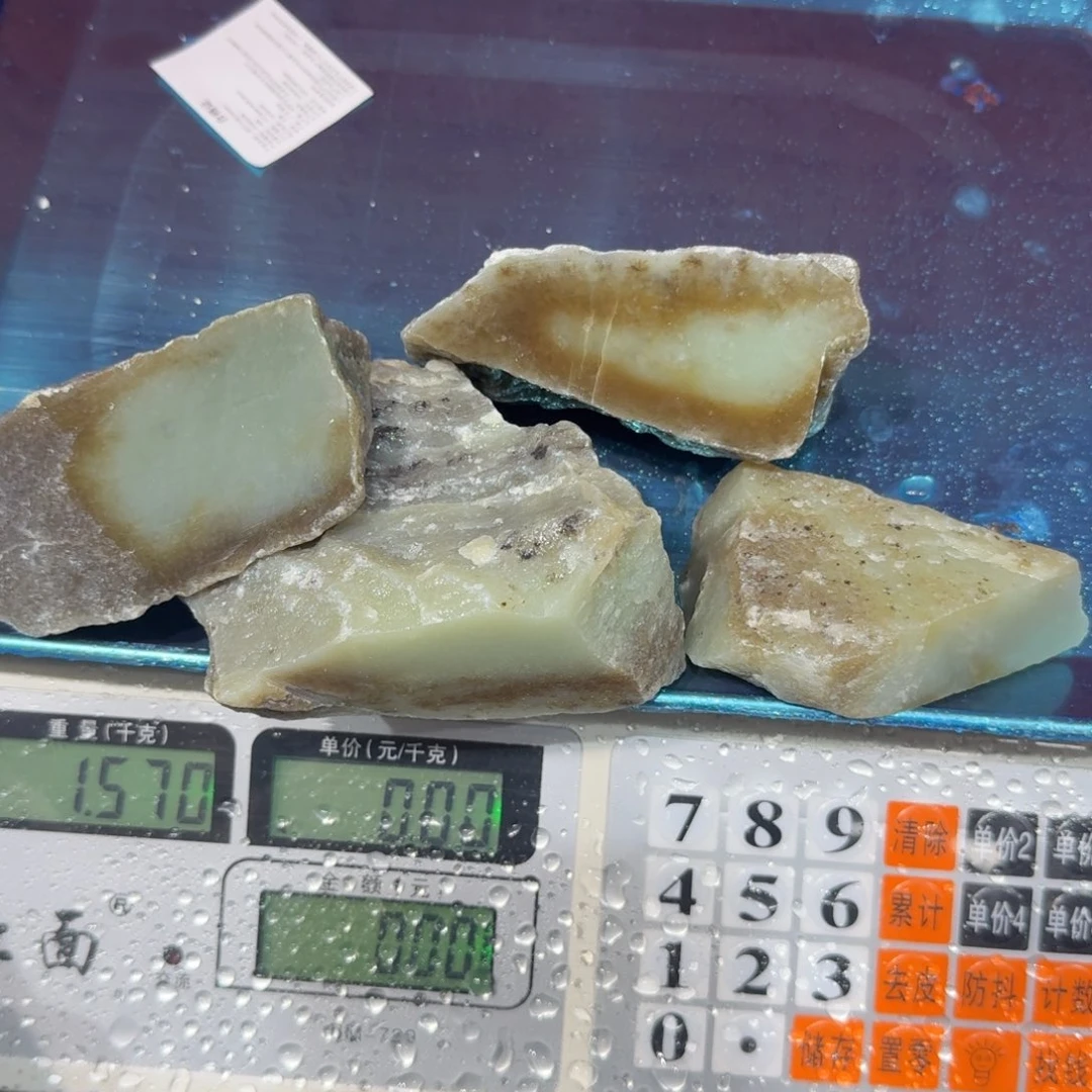 在***&新疆料且末料原石盆景石