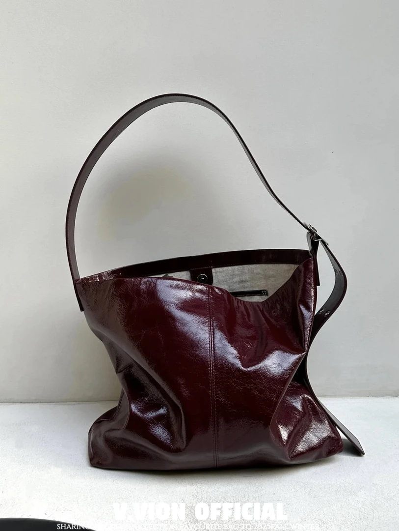 V.vion原创 极简松弛感头层油蜡牛皮 通勤大容量朗姆酒红托特包