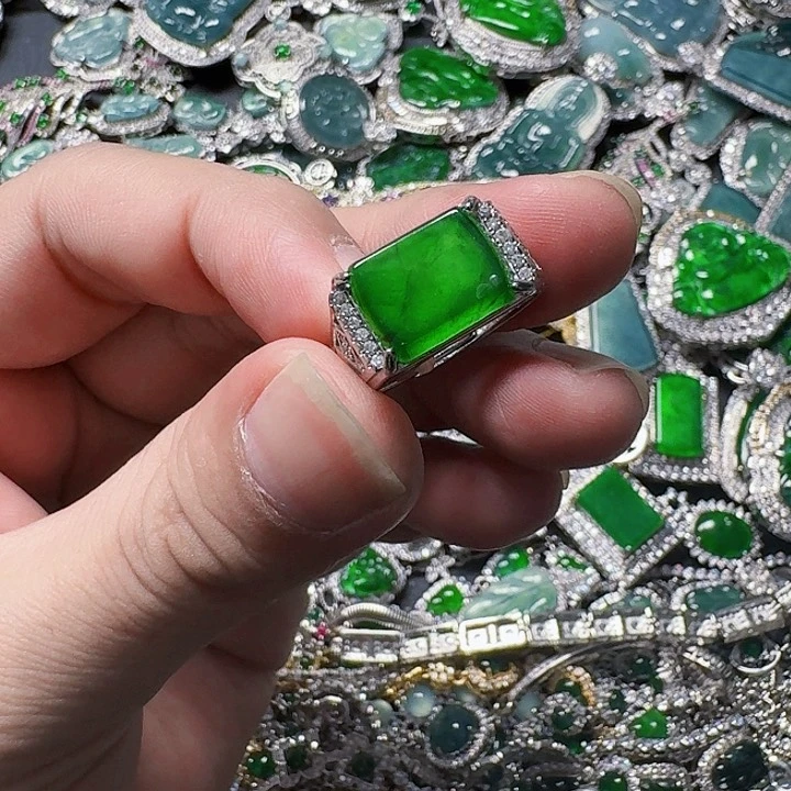 翡翠颈饰未镶嵌天然A货翡翠放漏