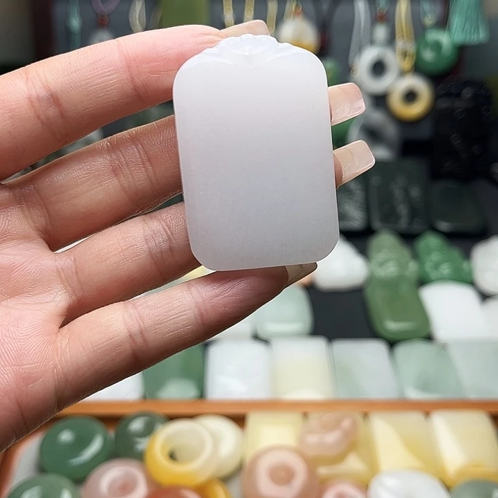 石英质玉（金丝玉）未镶嵌颈饰