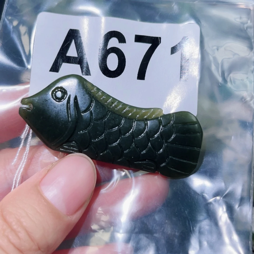 和田玉未镶嵌颈饰媛**