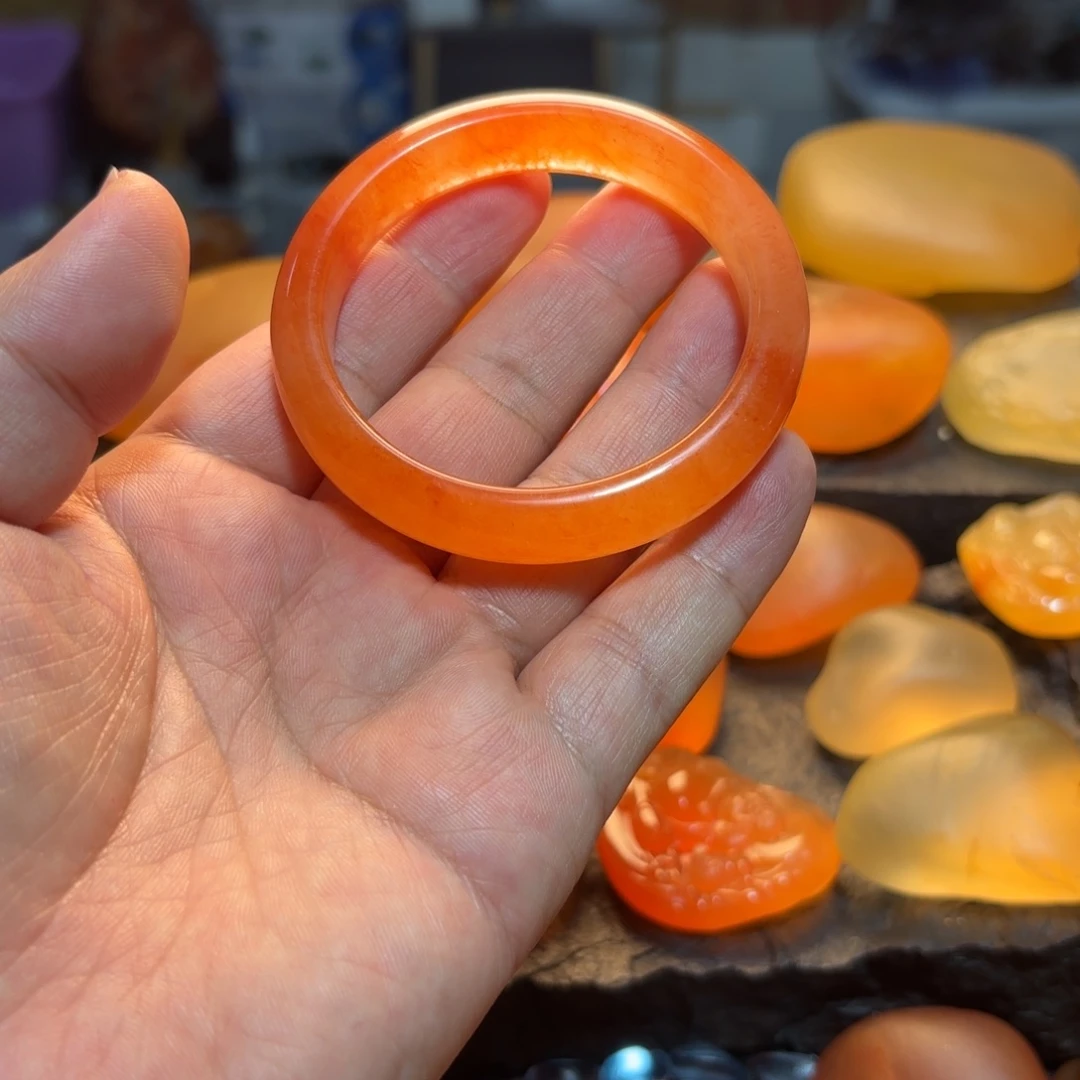 天***哥石英岩玉未镶嵌手镯