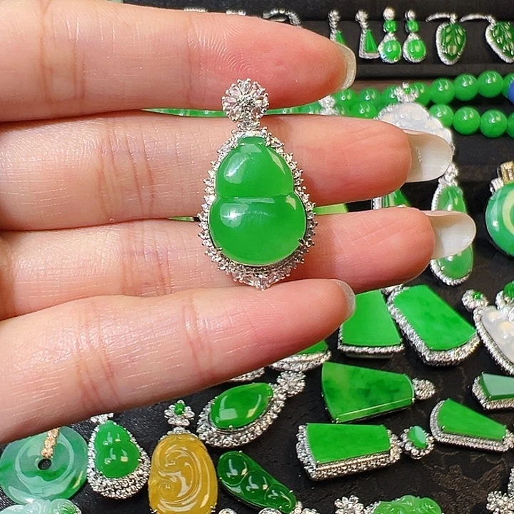 颈饰18K金镶嵌翡翠吊坠