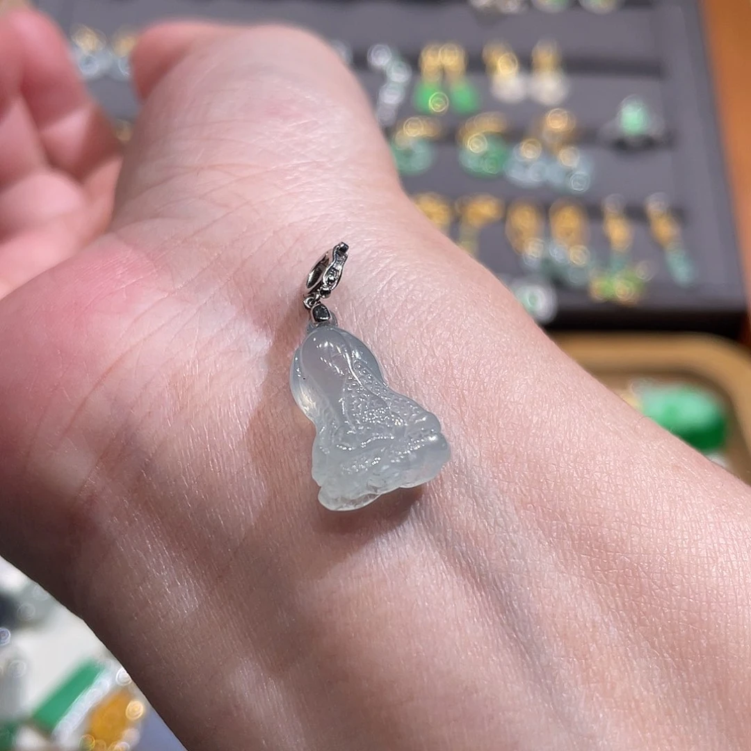 翡翠颈饰18K金镶嵌冰铃兰花