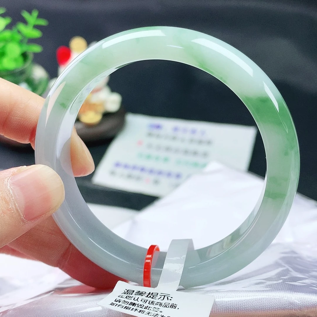 翡翠手镯未镶嵌55圈