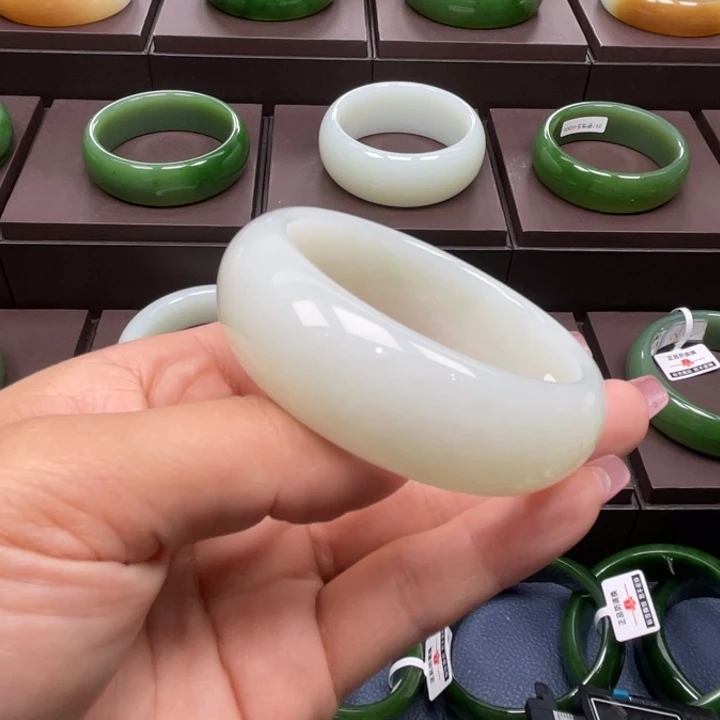 和田玉未镶嵌手镯