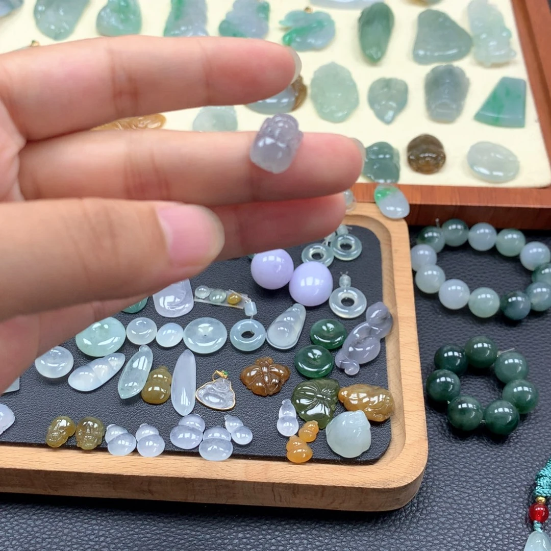 翡翠未镶嵌颈饰貔貅