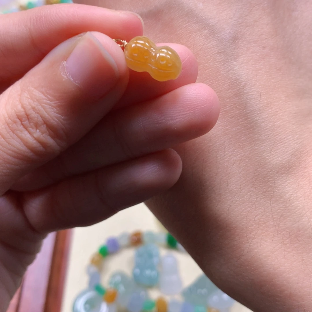 翡翠未镶嵌颈饰是