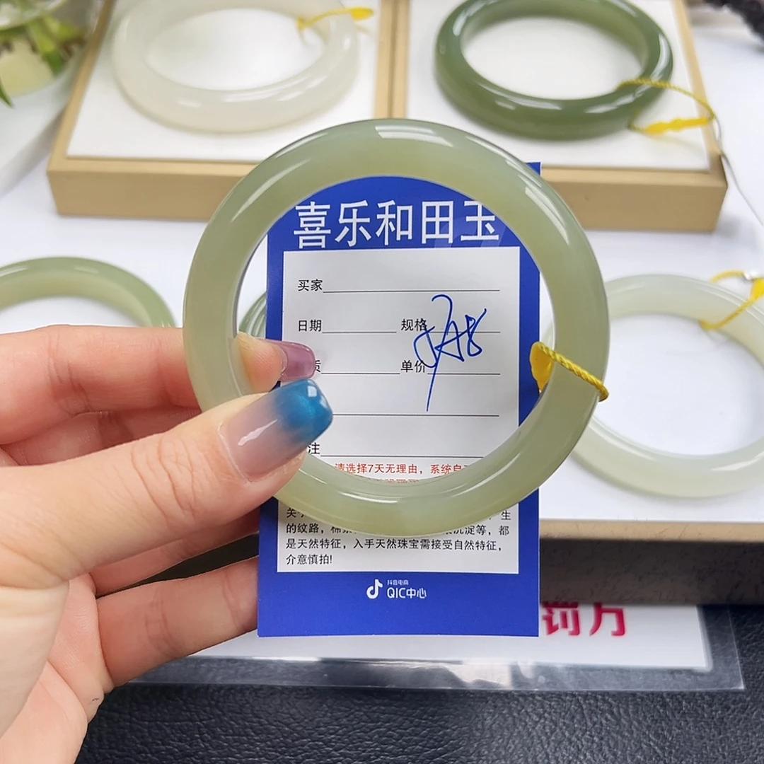 和田玉未镶嵌手镯