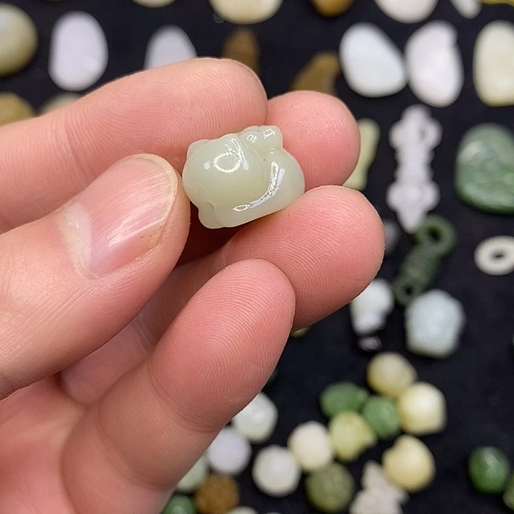 和田玉颈饰未镶嵌果***咪