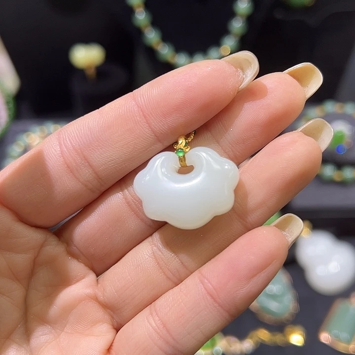 月***儿和田玉18K金镶嵌颈饰