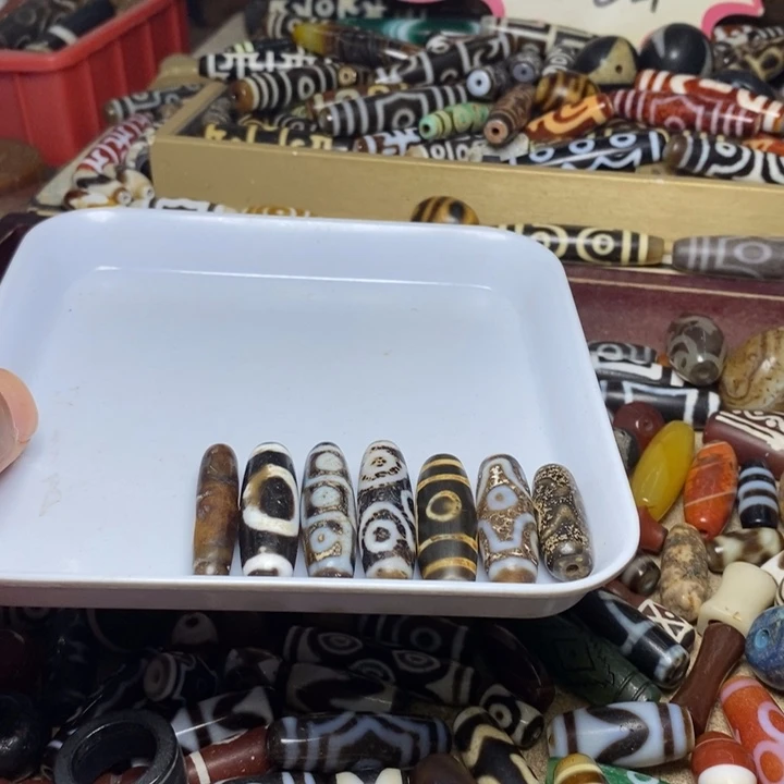 天然辰砂玛瑙珠子