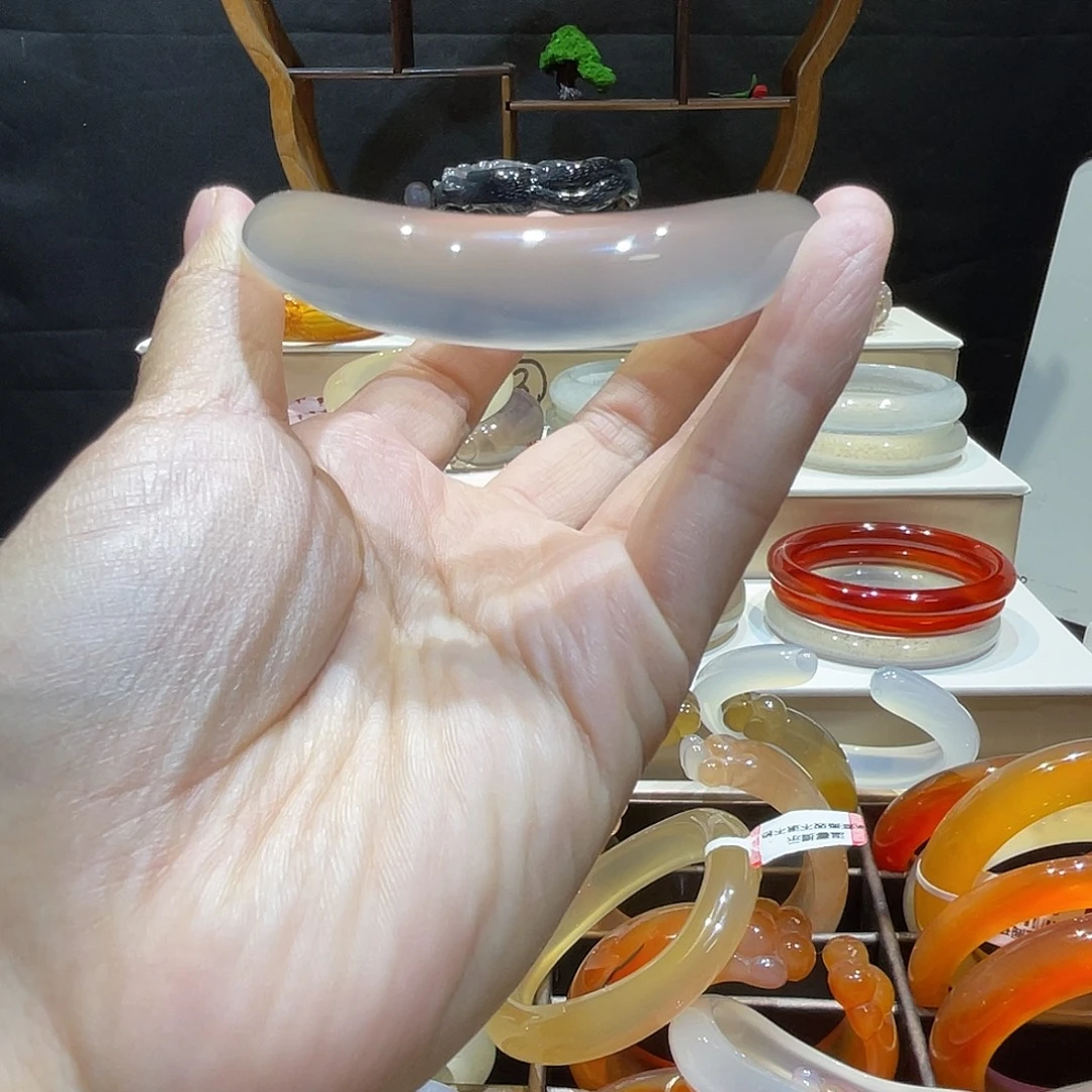 晓***禹玛瑙/玉髓未镶嵌手镯