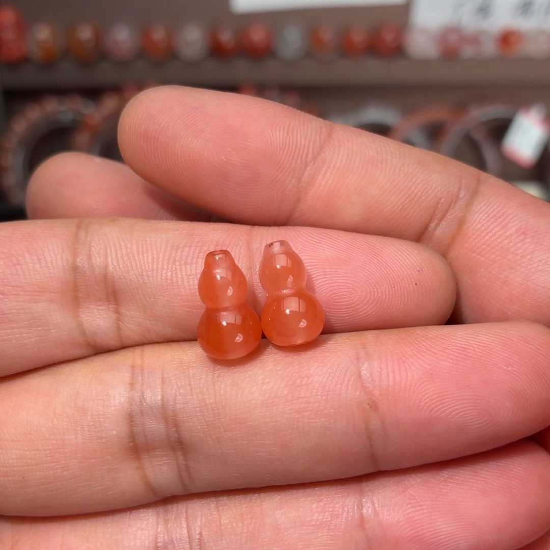 南红玛瑙未镶嵌川料一对通孔葫芦