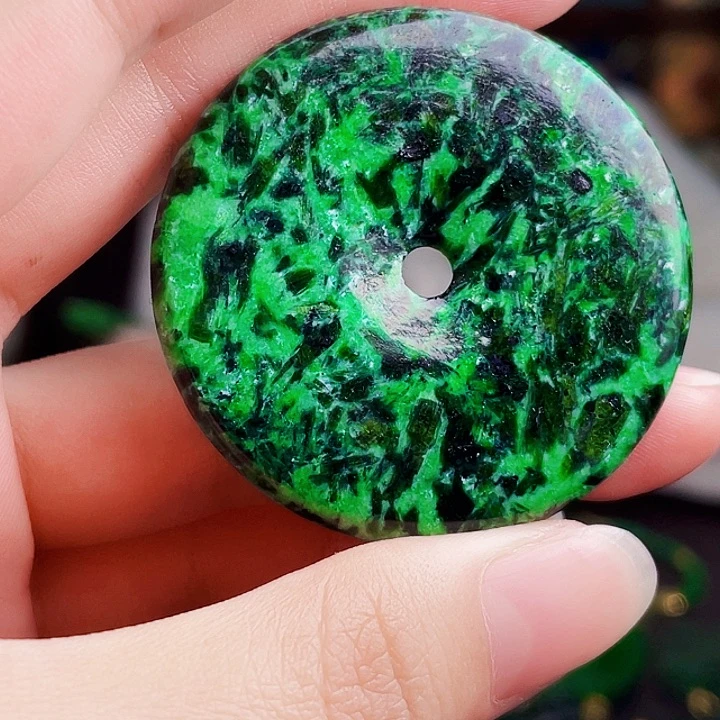 翡翠未镶嵌颈饰多样性