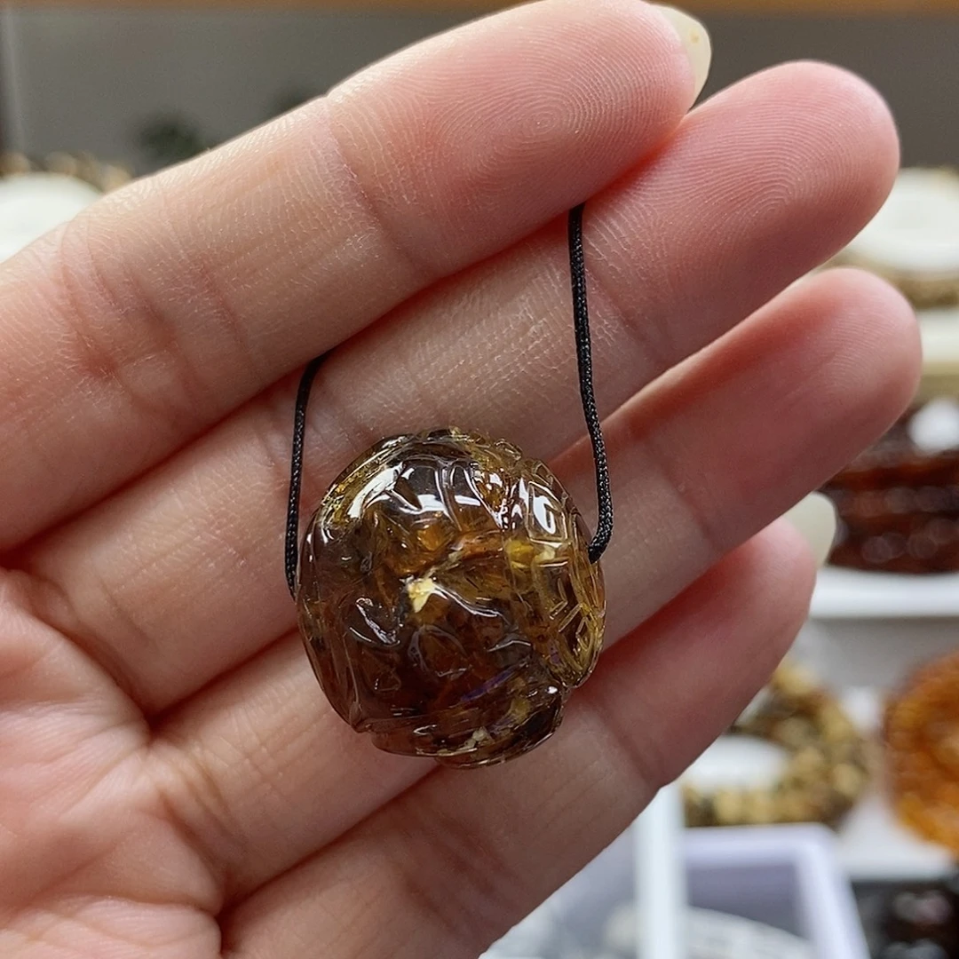 清***在裸石琥珀未镶嵌琥珀