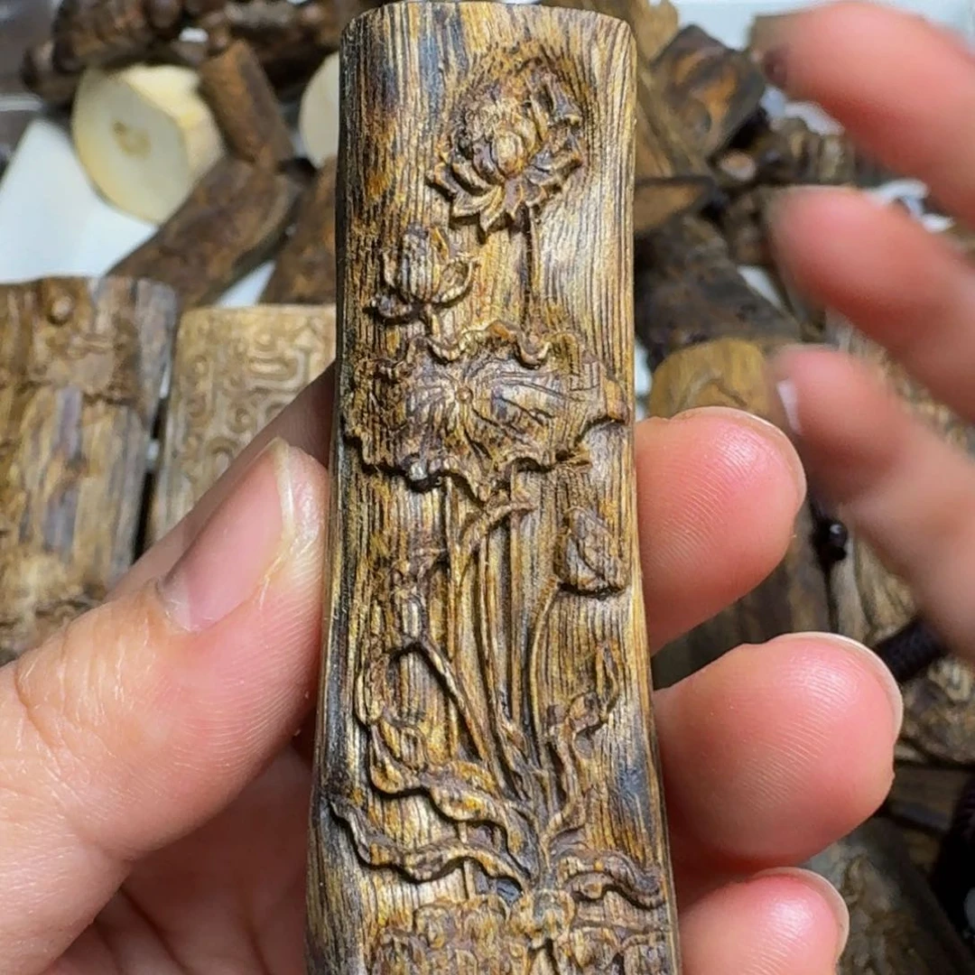 沉香吊坠白棋荷花雕刻9克