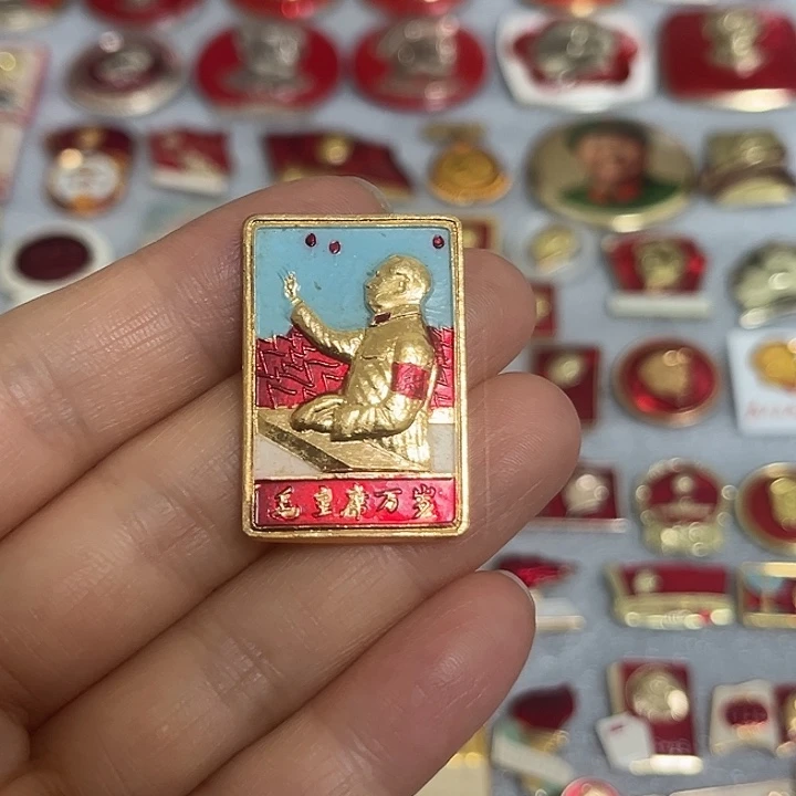 典***仕红色像章收藏像章