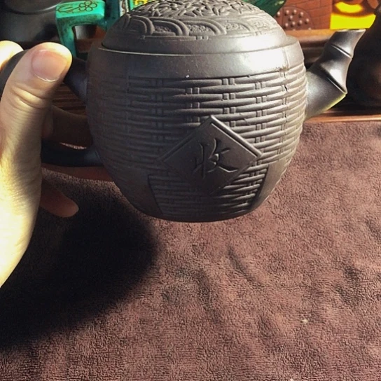 紫砂茶壶原矿泥料手工制作的紫砂壶。