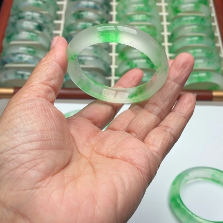 王****石英质玉未镶嵌手镯