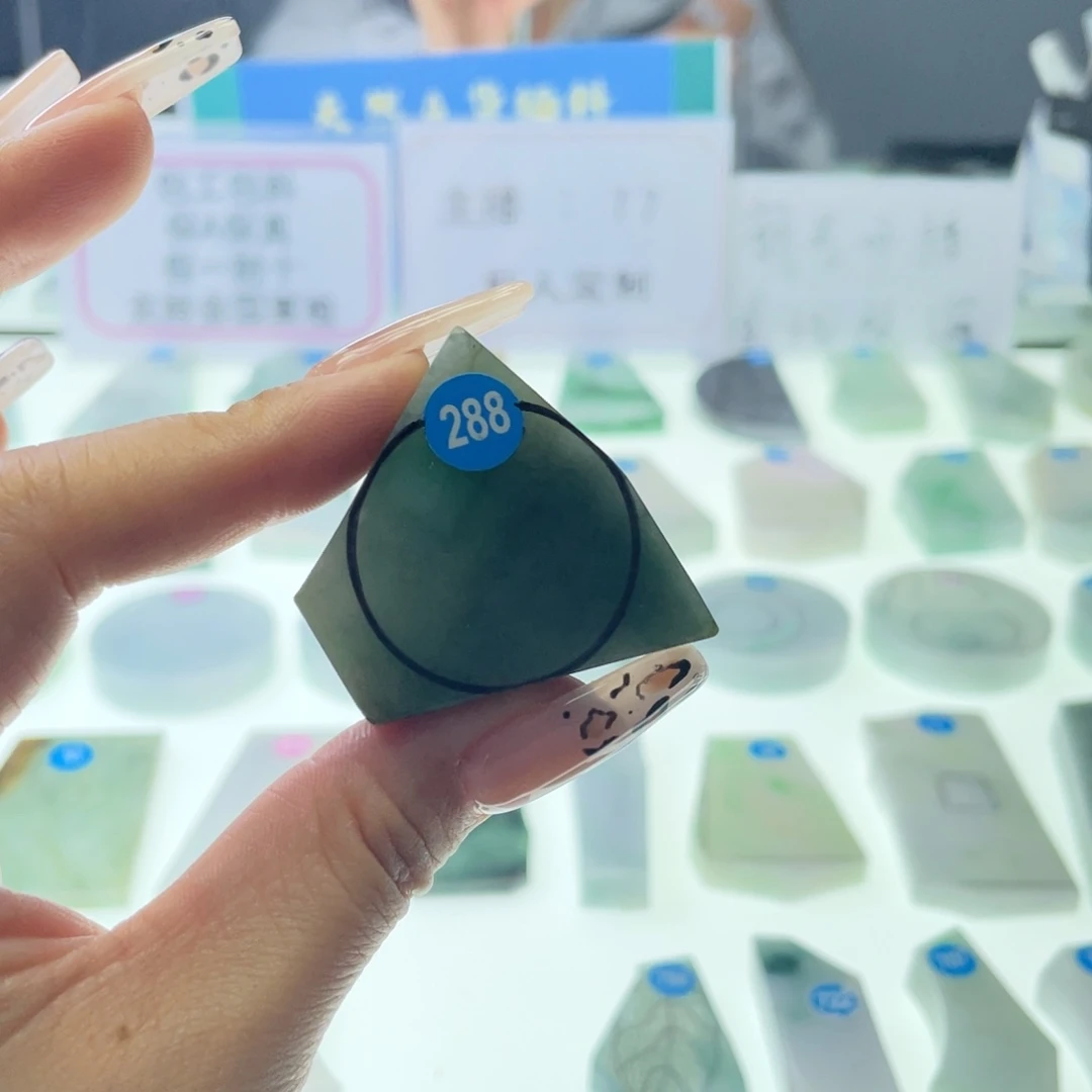 定制翡翠未镶嵌挂件
