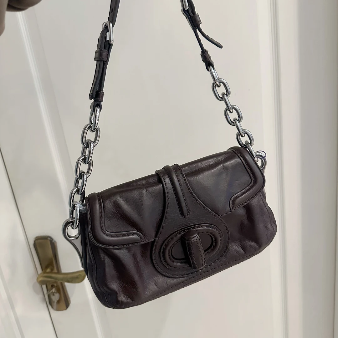 95新 Prada/普拉达 棕色猪鼻扣后标单肩包