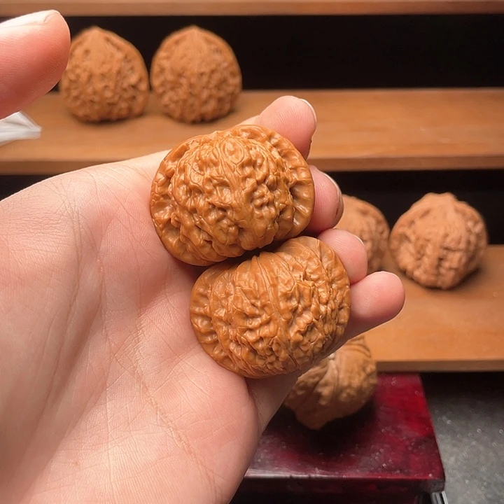 文玩核桃把件40毕业精配红皮球白