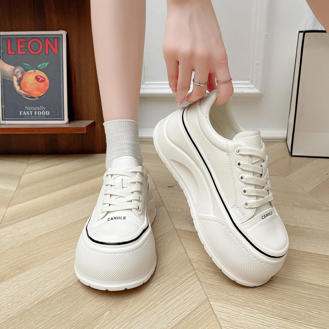 秋季新款厚底女鞋2025款网红款松糕小白鞋女百搭板鞋小个子休闲鞋