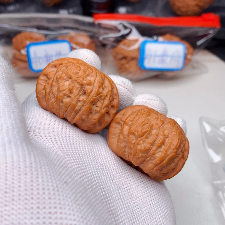 文玩核桃吊坠血麒麟