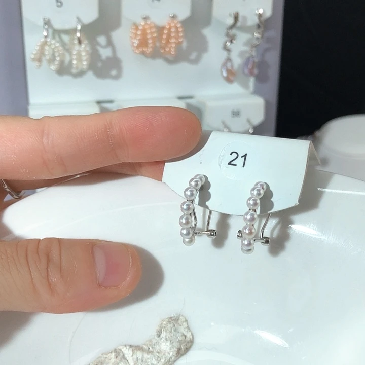 银S925镶嵌淡水珍珠耳饰小**?