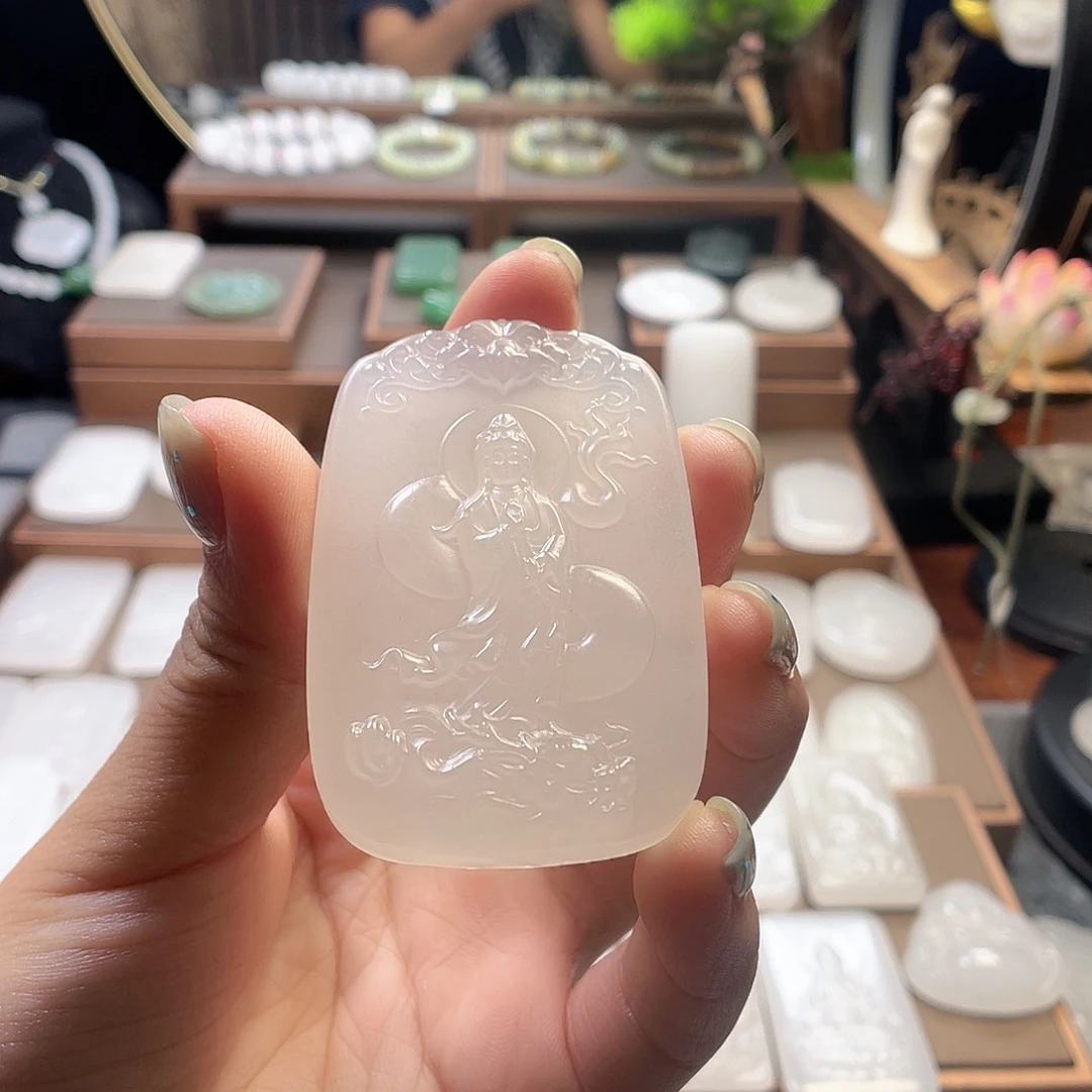 山***子颈饰未镶嵌石英质玉（金丝玉）