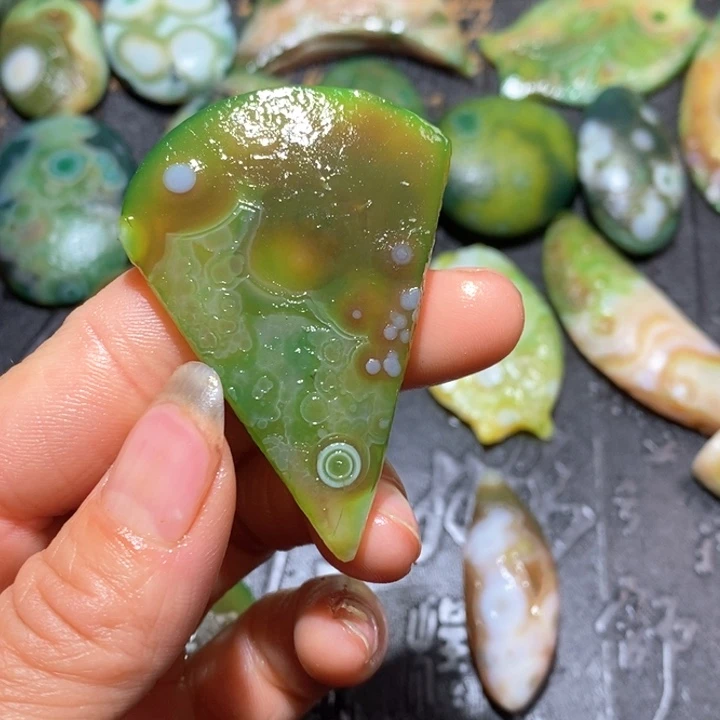 石英质玉颈饰未镶嵌艾**特