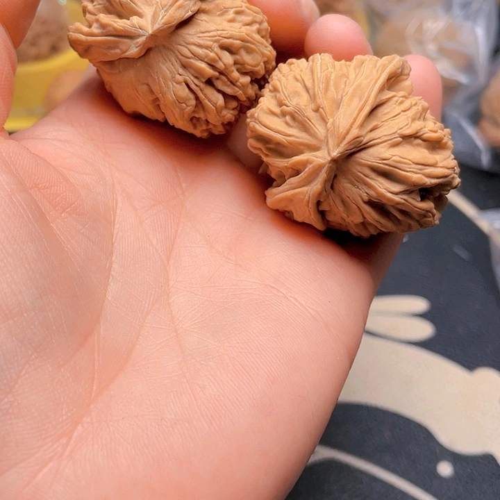 文玩核桃吊坠白狮子一对