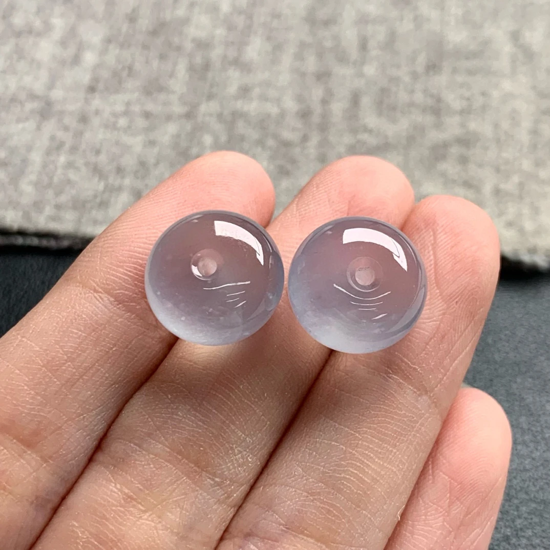 天然A货缅甸翡翠 珠子一对 尺寸 : 13.2-9.5