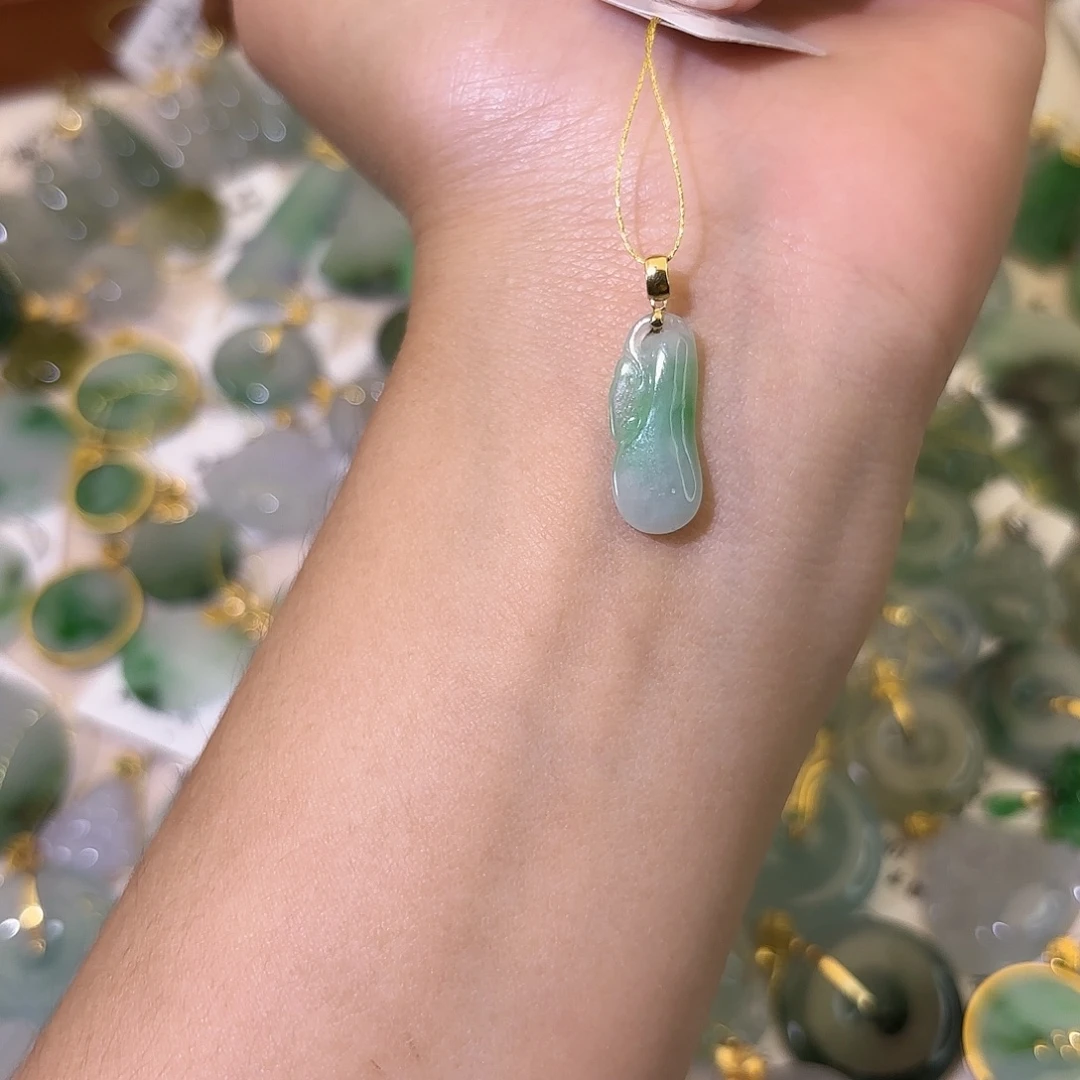 翡翠18K金镶嵌颈饰福瓜