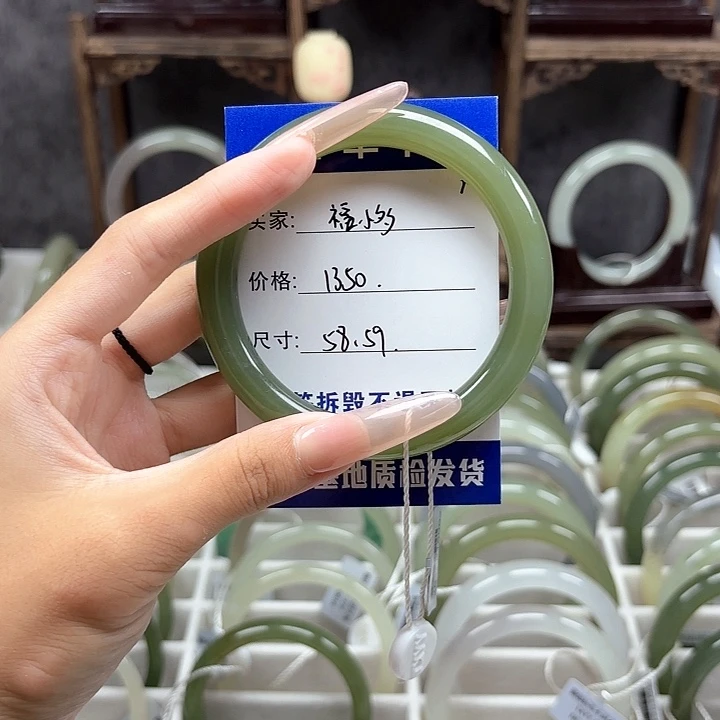 ****多和田玉未镶嵌手镯