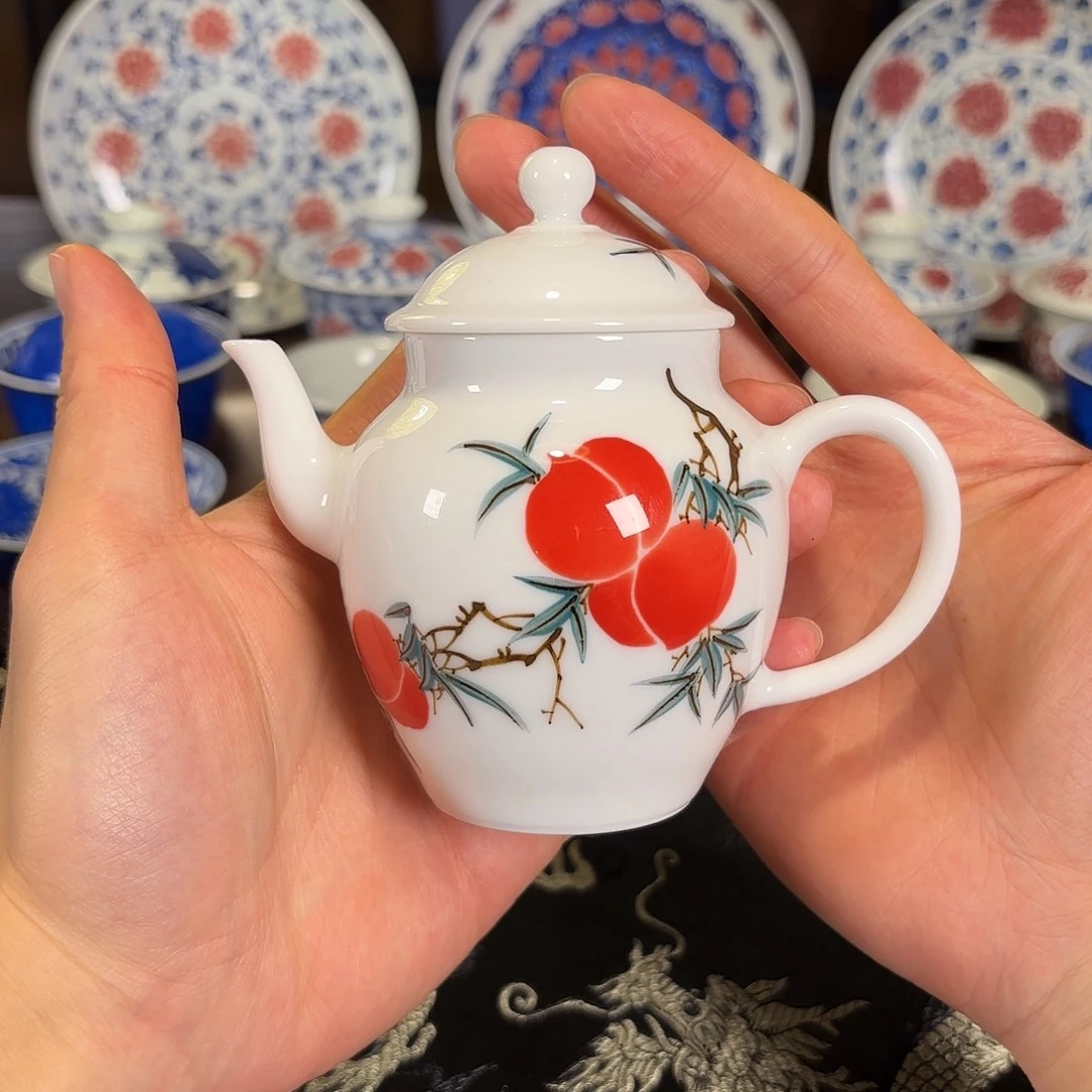 写意风格桃子灯笼壶