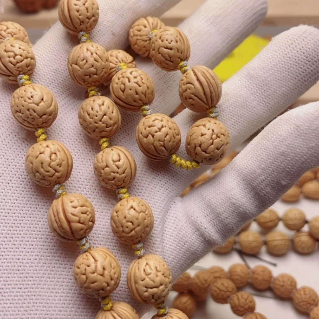 波***儿桃核吊坠桃核手持一个