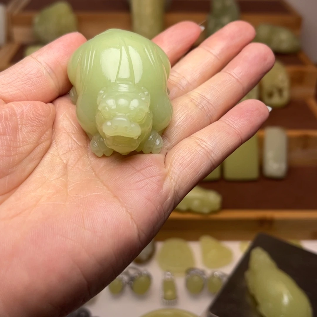 彪***哥和田玉（黄玉）未镶嵌颈饰